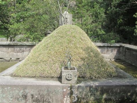 土饅頭 墓